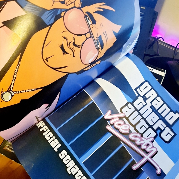 Grand Theft Auto 5 & Vice City Strategy Guides - Picture 6 of 6